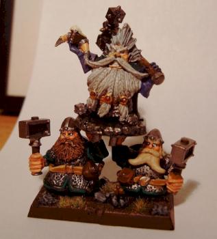 Zwergen König auf Schildträger (Dwarf) by WaxWeazle