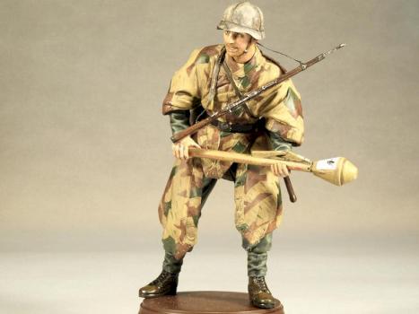1/16 scale figure of German Grenadier with Panzerfaust by Finecraftpoland