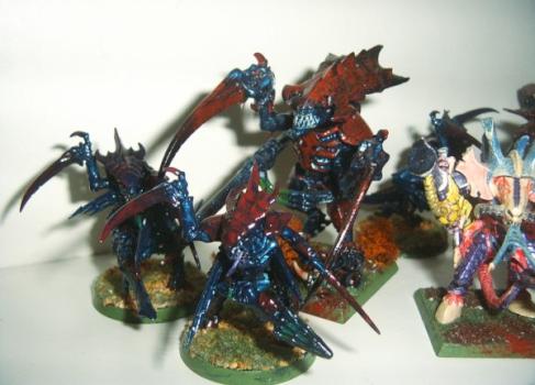 Hive Tyranid and Warrior by theblackswordmaster