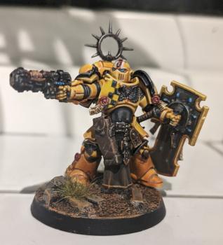Imperial Fist Bladeguard Veteran Lieutenant by Ian Alexander