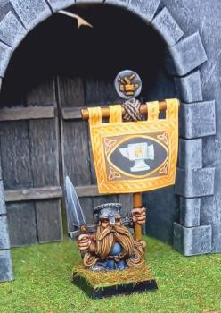 Dwarf standard bearer by Carpo