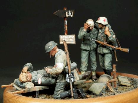 1/35 scale resin figure. German Medic Team working on wounded soldier. by Finecraftpoland