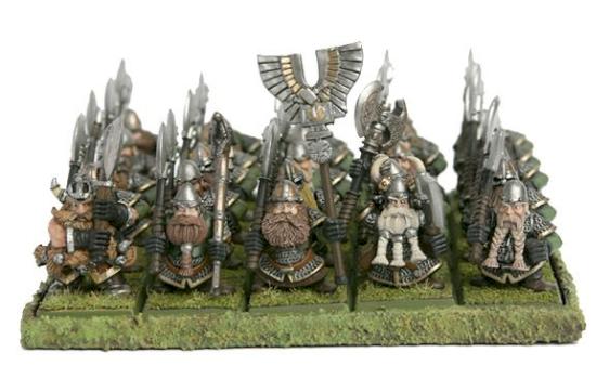 Dwarf Warriors armed with Greatweapons by Luke