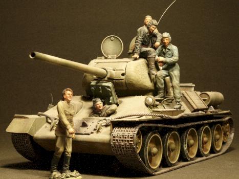1/35 BUILT ITALERI Russian medium tank T34/85 with Tamiya tank crew by Finecraftpoland