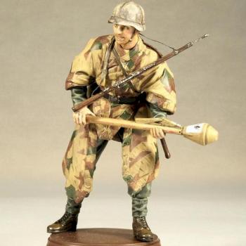 1/16 scale figure of German Grenadier with Panzerfaust by Finecraftpoland