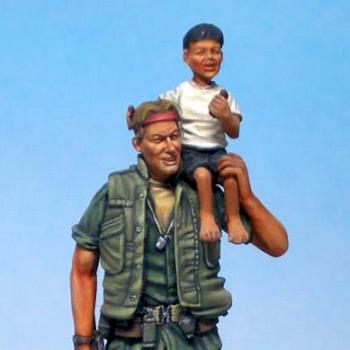 1/35 Soldier & Child by joe lo