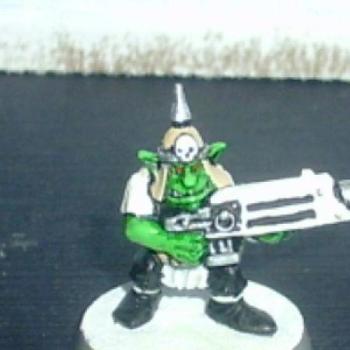 Gretchin with Bolt gun by manicpainter