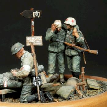 1/35 scale resin figure. German Medic Team working on wounded soldier. by Finecraftpoland