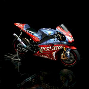 Yamaha YZR-M1 by nuclealosaur