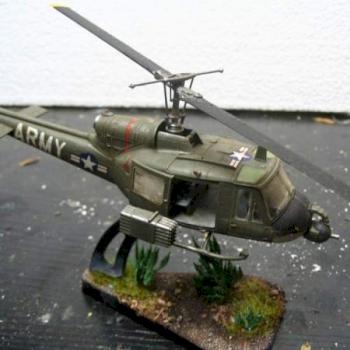 huey 1/72 by Darkpostal