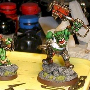 Ork Warboss + his Grot mini-me by Drong
