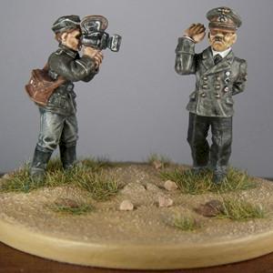 Shooting Hitler     28mm Miniatures by Peapot