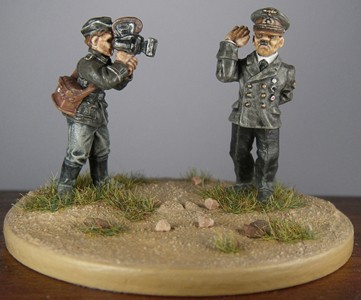 Shooting Hitler     28mm Miniatures by Peapot